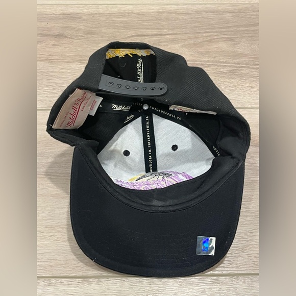 Mitchell & Ness Los Angeles Lakers Core Basic HWC Black Adjustable Snapback Hat - Picture 4 of 6